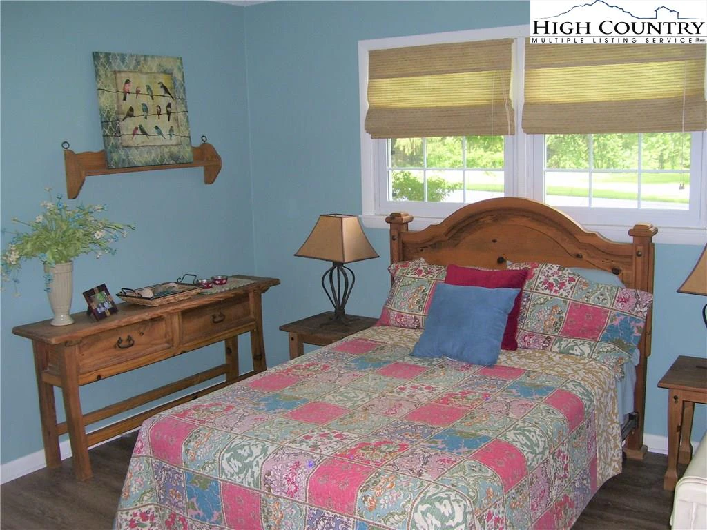 Image number 8 for the current listing