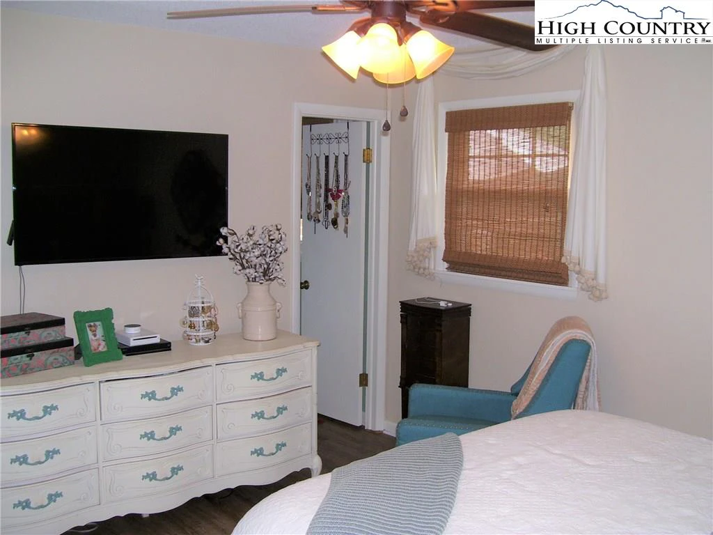 Image number 6 for the current listing