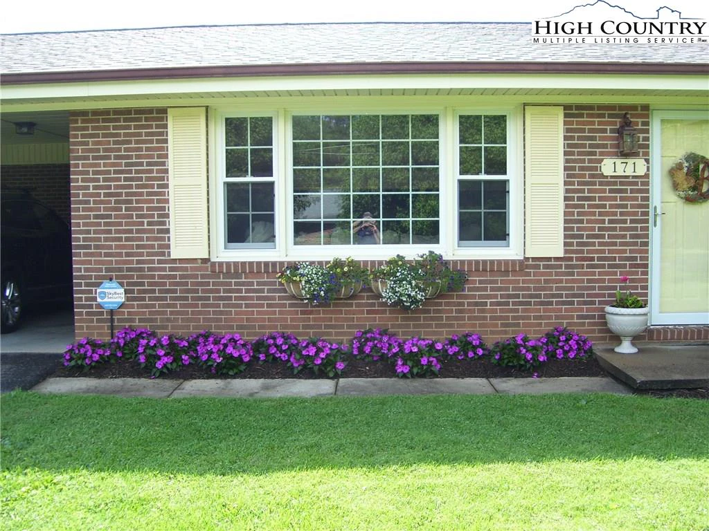 Image number 4 for the current listing