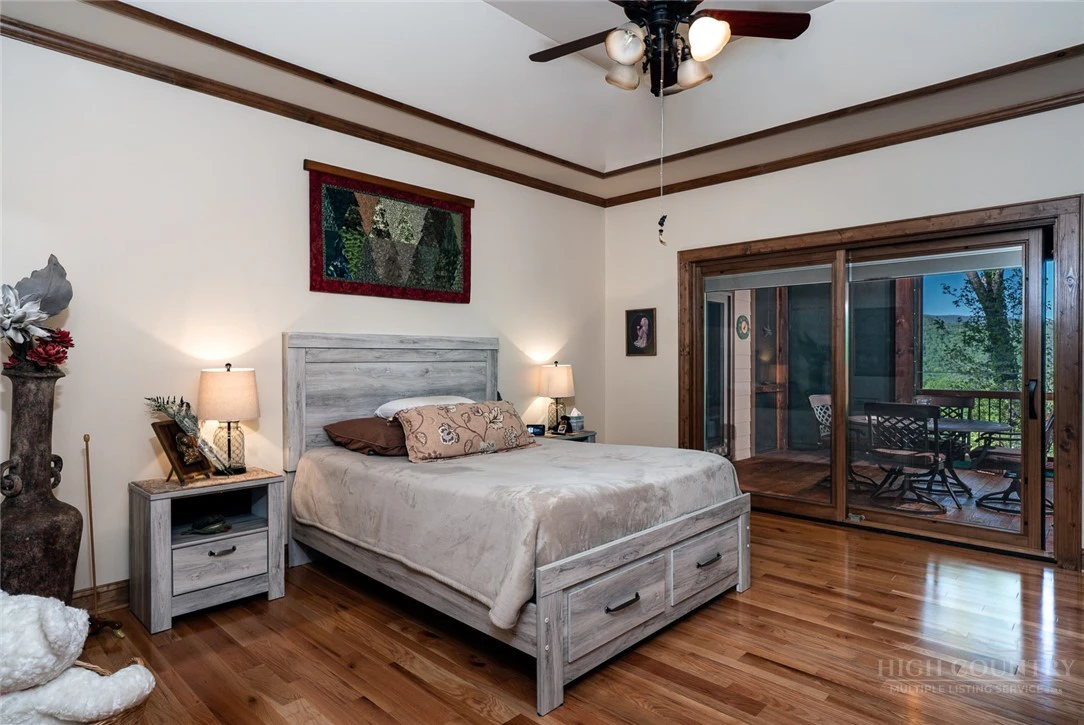Image number 9 for the current listing