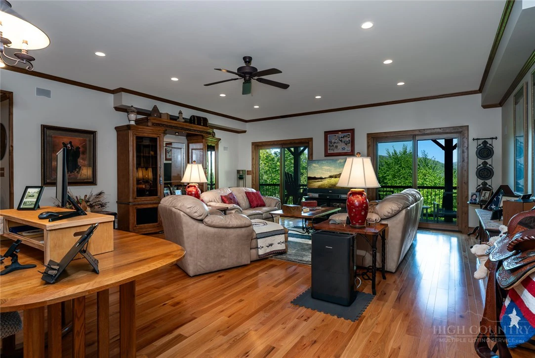 Image number 10 for the current listing