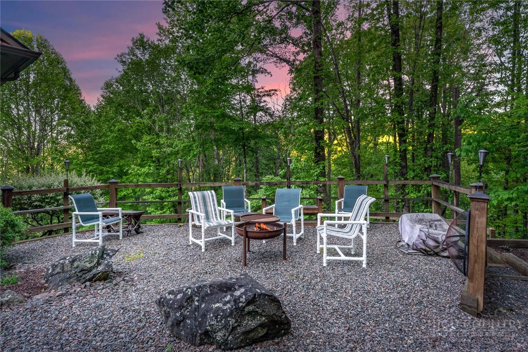 Image number 13 for the current listing