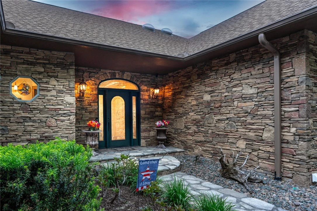 Image number 14 for the current listing