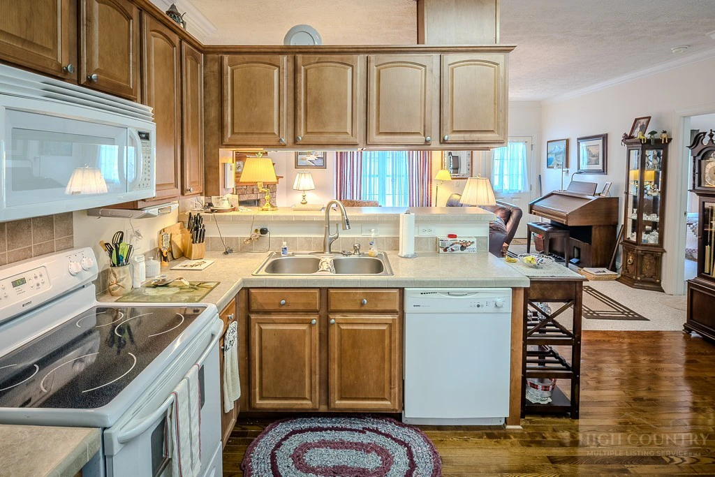 Image number 11 for the current listing