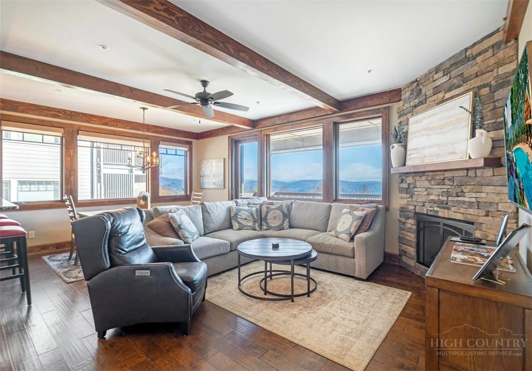 Image number 3 for the current listing