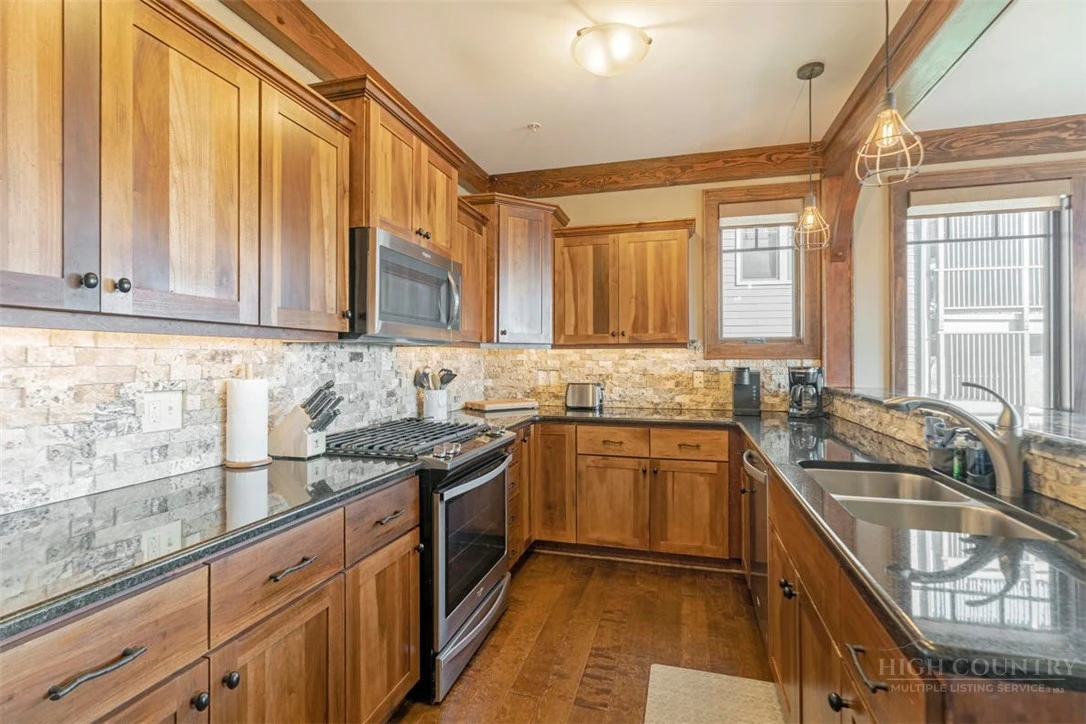 Image number 9 for the current listing