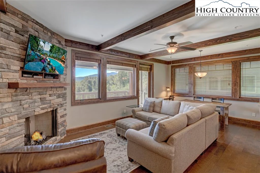 Image number 1 for the current listing