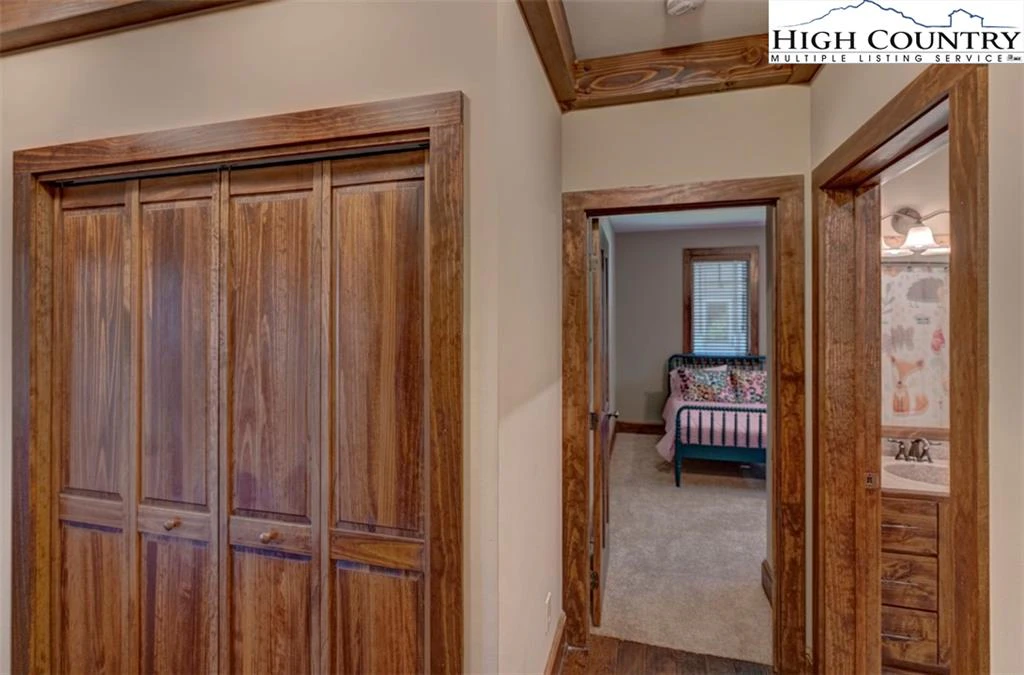 Image number 14 for the current listing