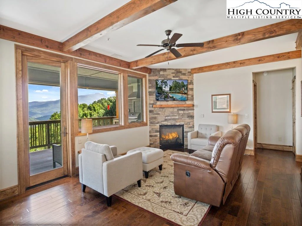 Image number 1 for the current listing