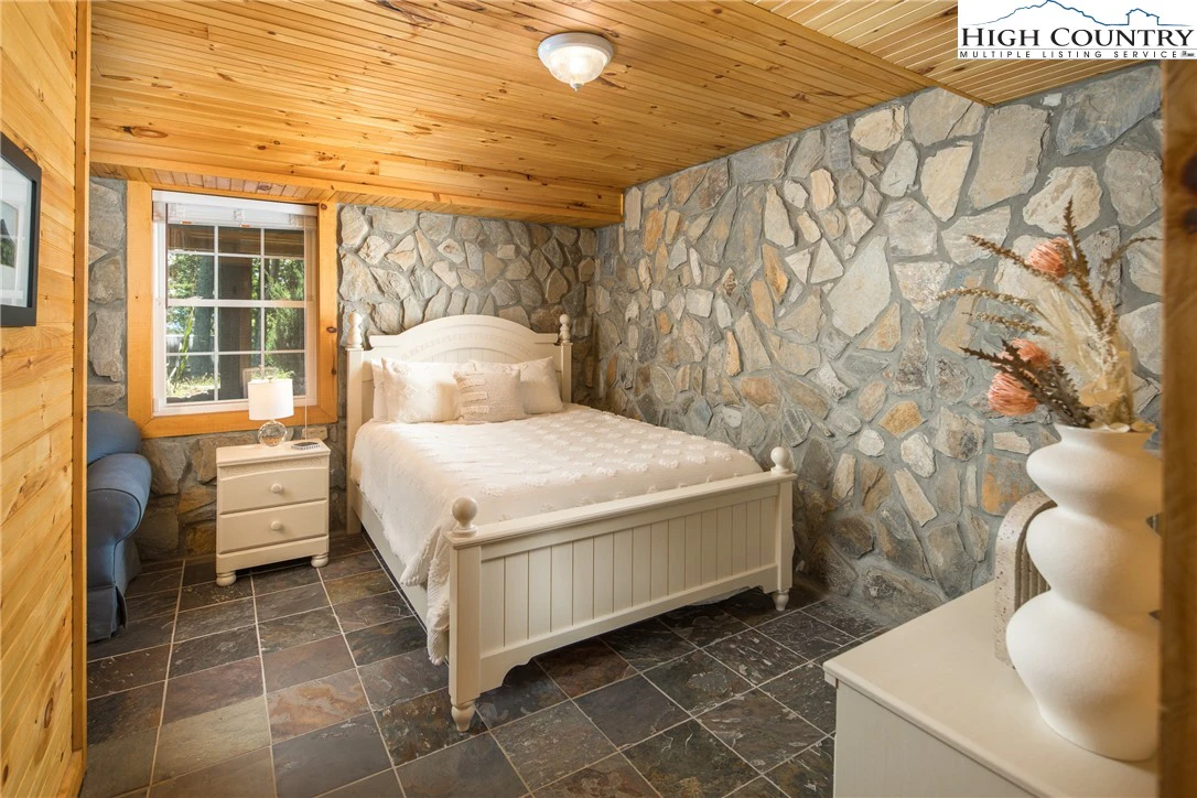 Image number 3 for the current listing
