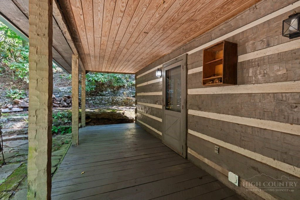 Image number 19 for the current listing