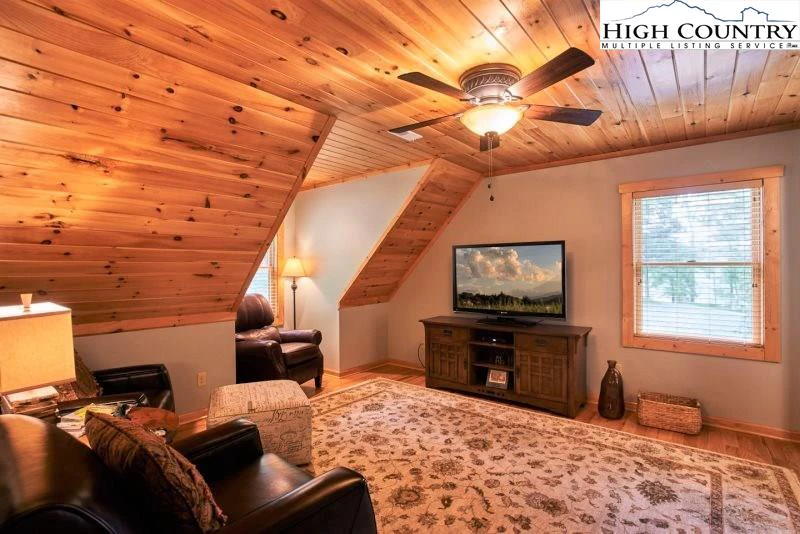 Image number 9 for the current listing