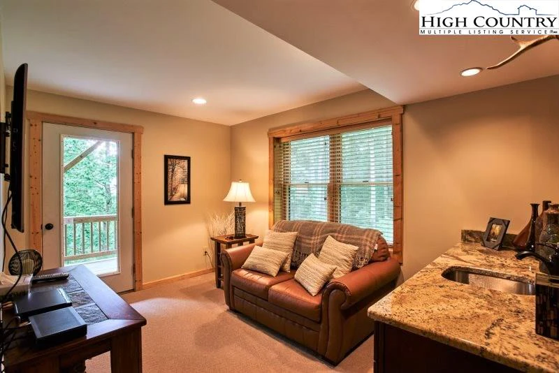 Image number 8 for the current listing