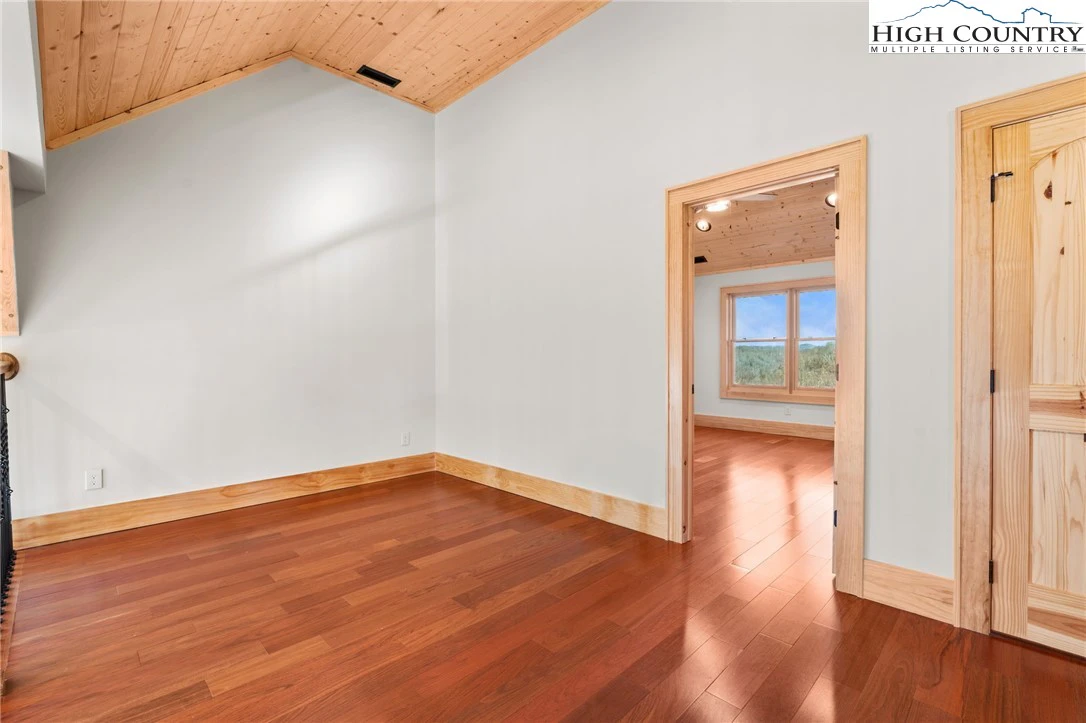 Image number 8 for the current listing
