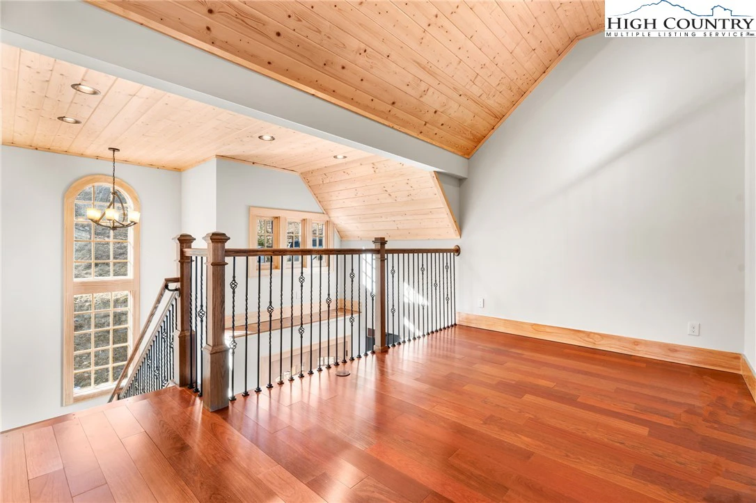 Image number 9 for the current listing