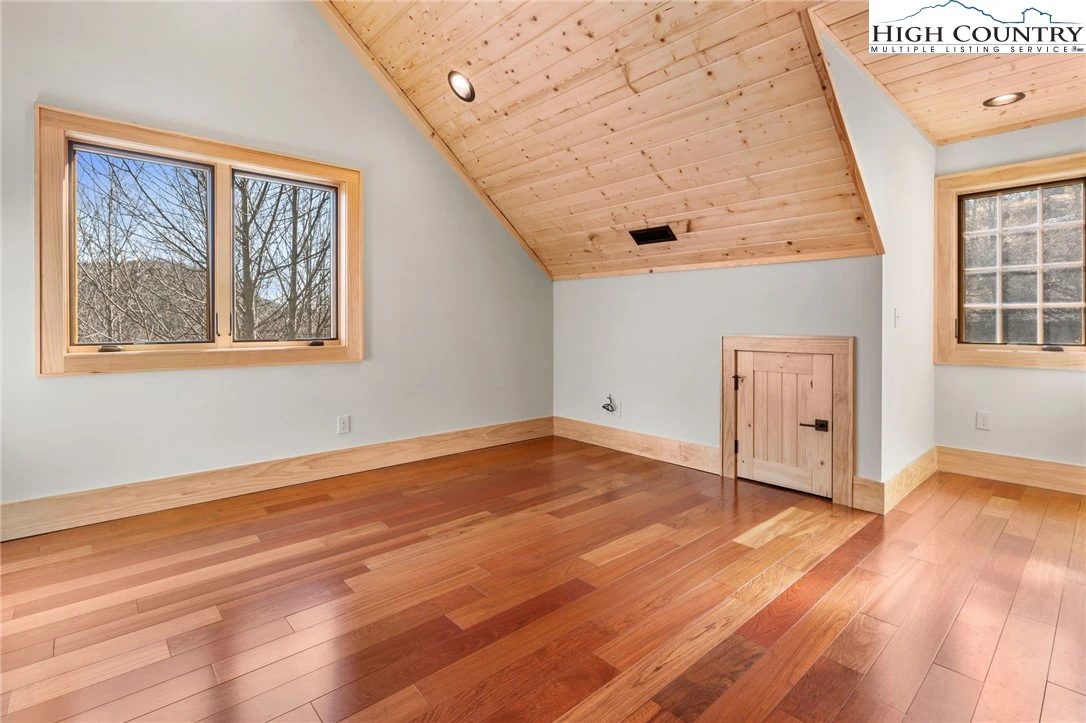 Image number 12 for the current listing
