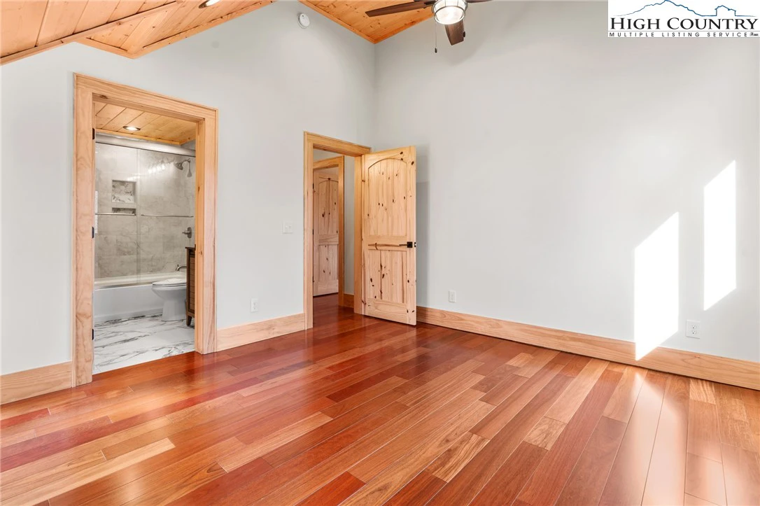 Image number 13 for the current listing