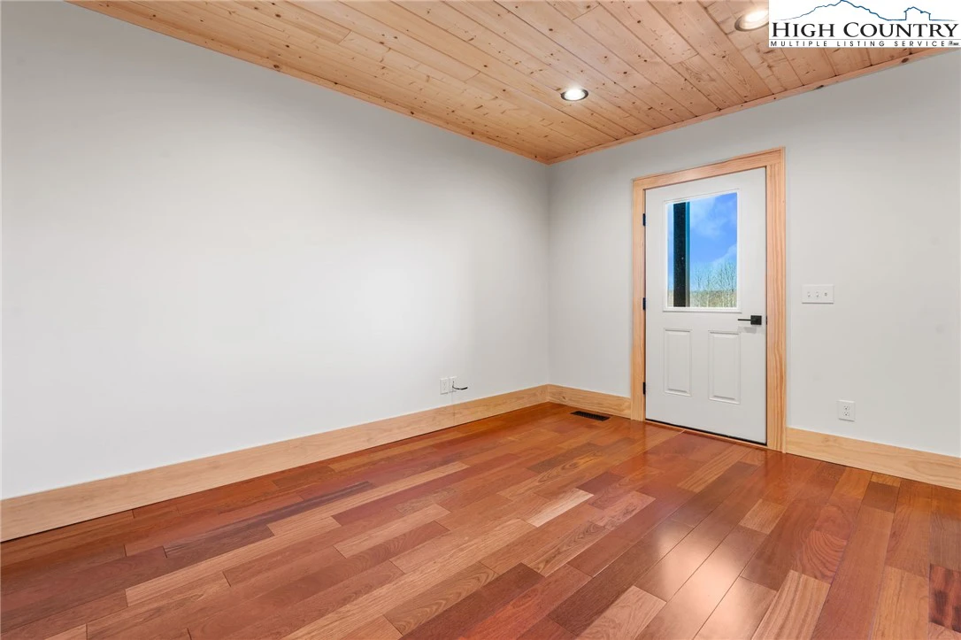 Image number 2 for the current listing