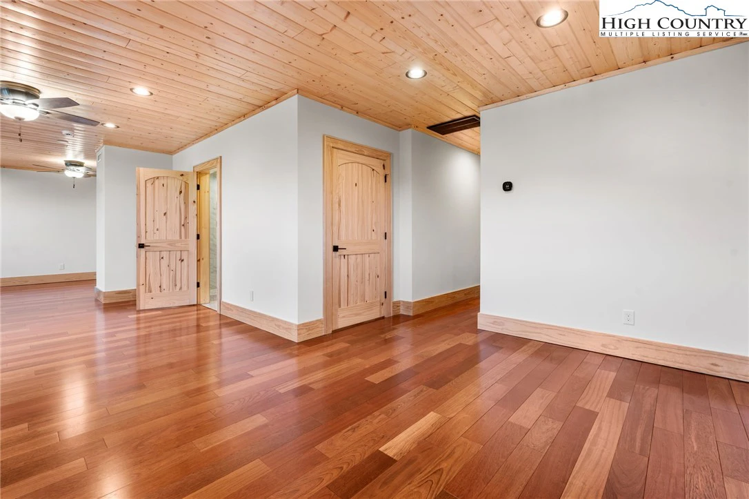 Image number 15 for the current listing