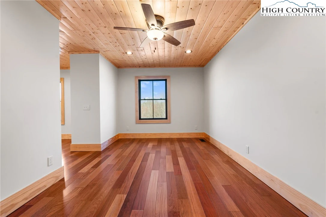Image number 18 for the current listing