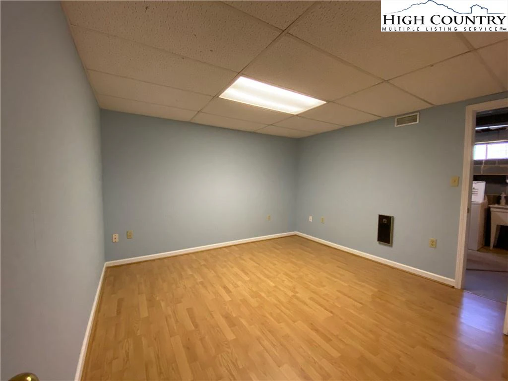 Image number 3 for the current listing