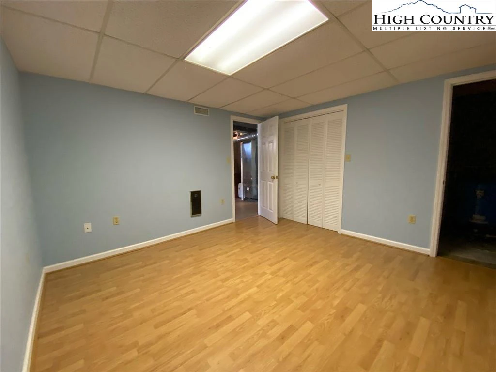 Image number 4 for the current listing