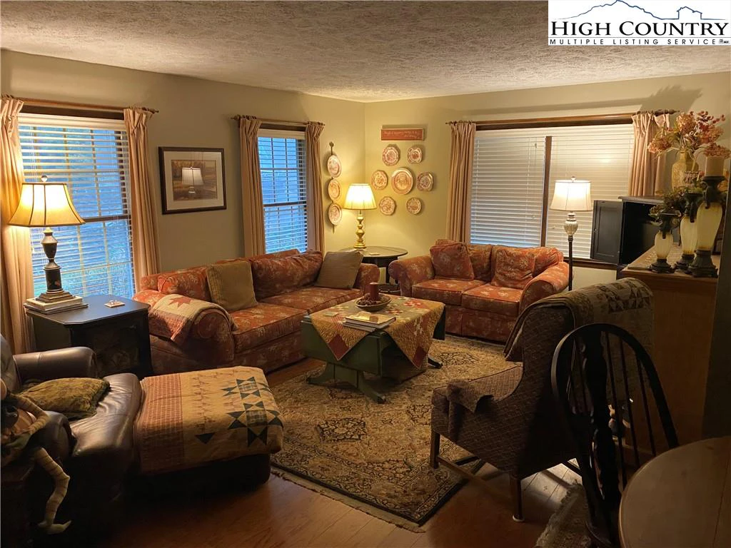 Image number 17 for the current listing