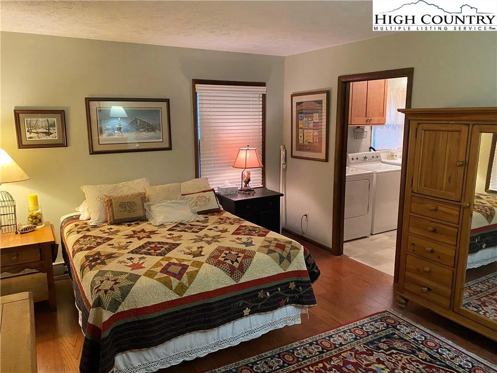 Image number 11 for the current listing