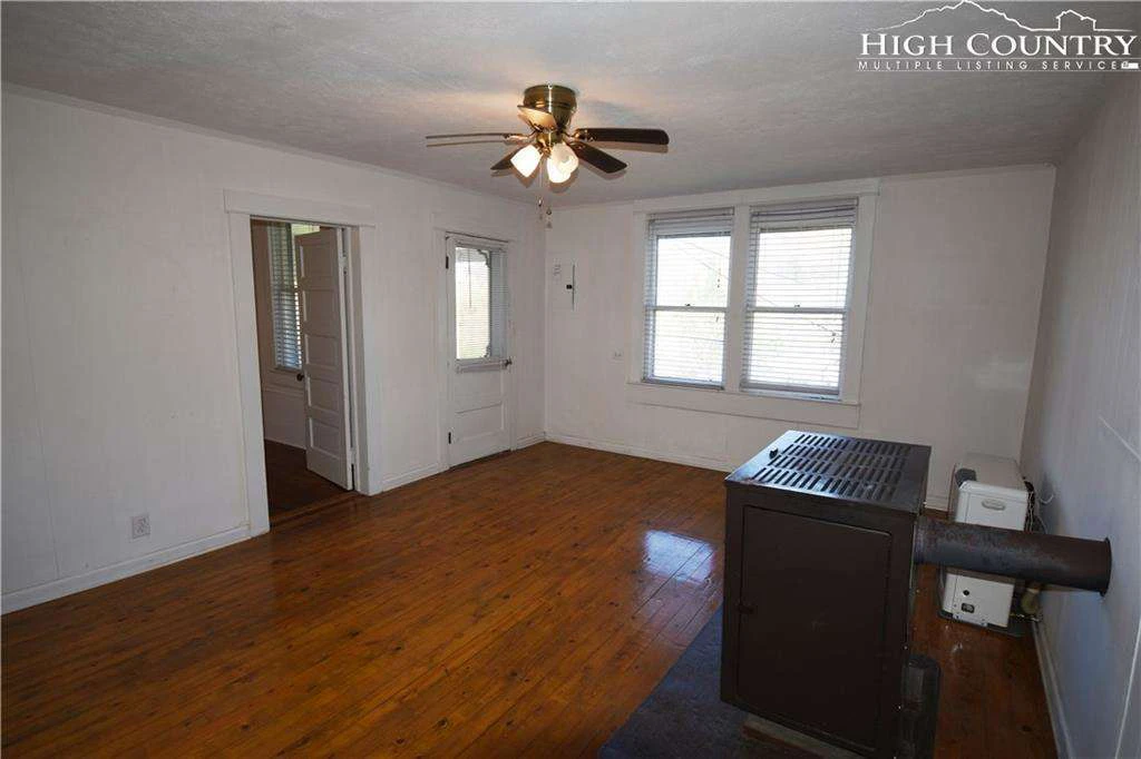Image number 15 for the current listing