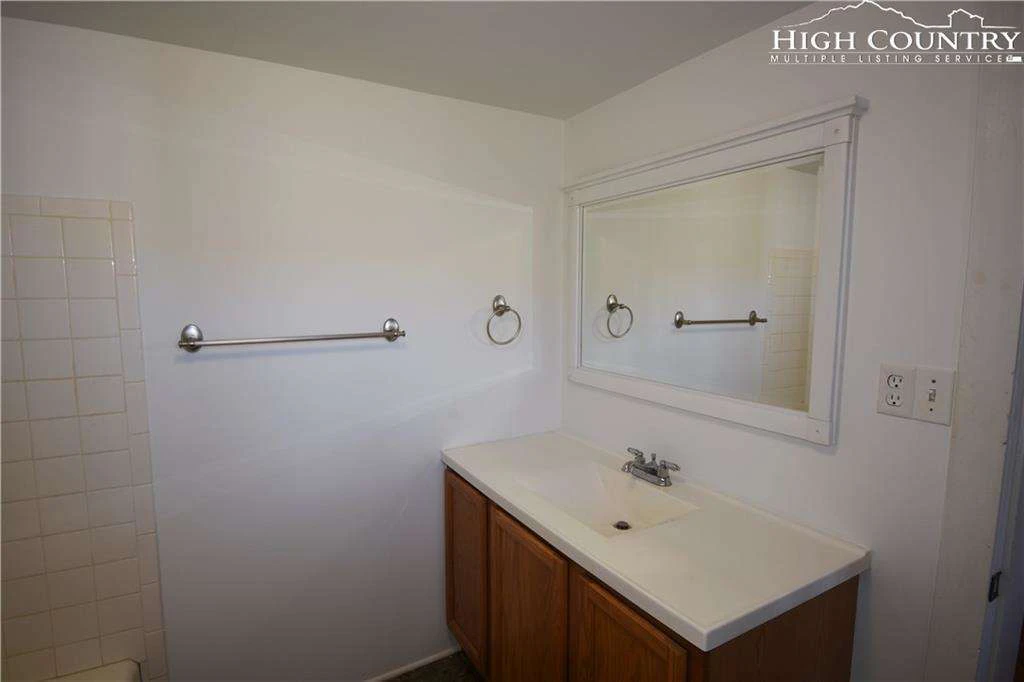 Image number 19 for the current listing