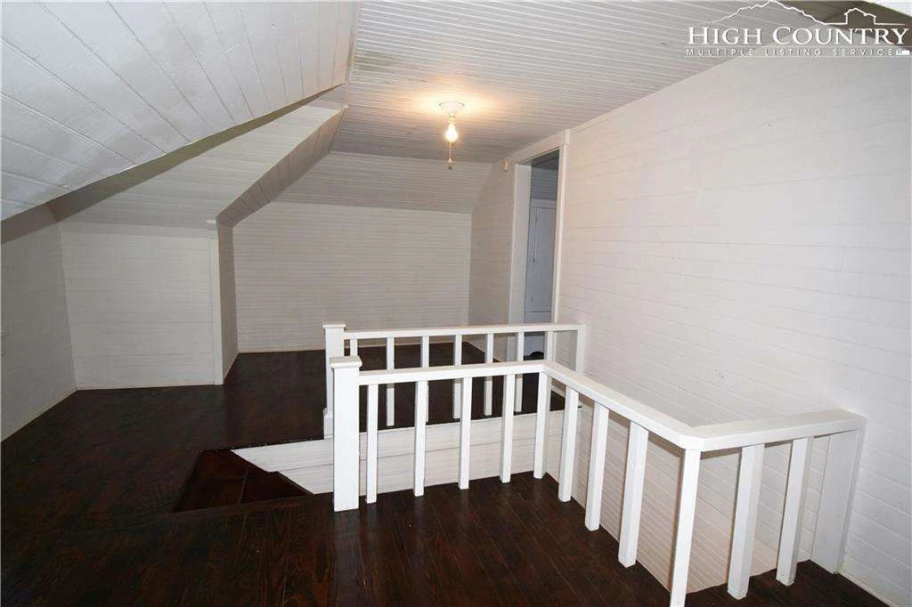 Image number 9 for the current listing