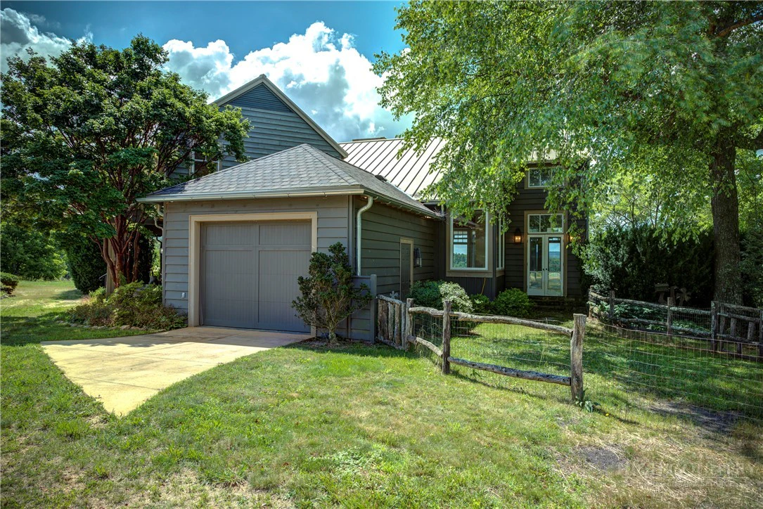 Image number 14 for the current listing