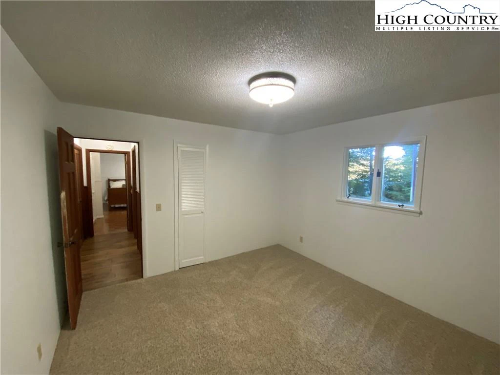 Image number 4 for the current listing