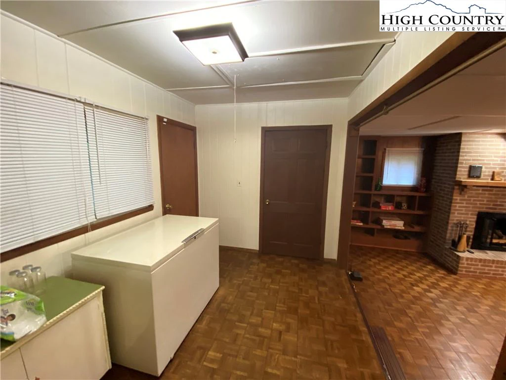 Image number 7 for the current listing