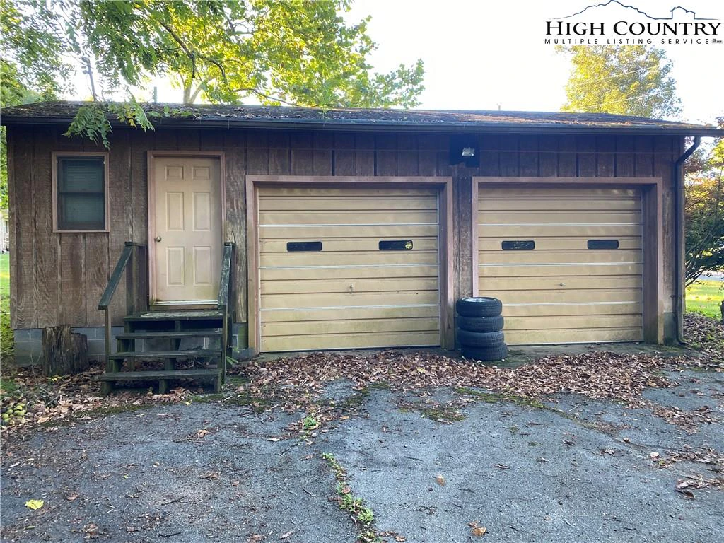 Image number 15 for the current listing