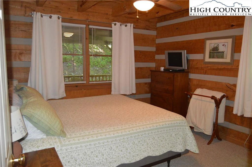 Image number 3 for the current listing