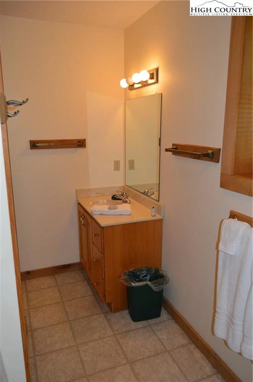 Image number 2 for the current listing