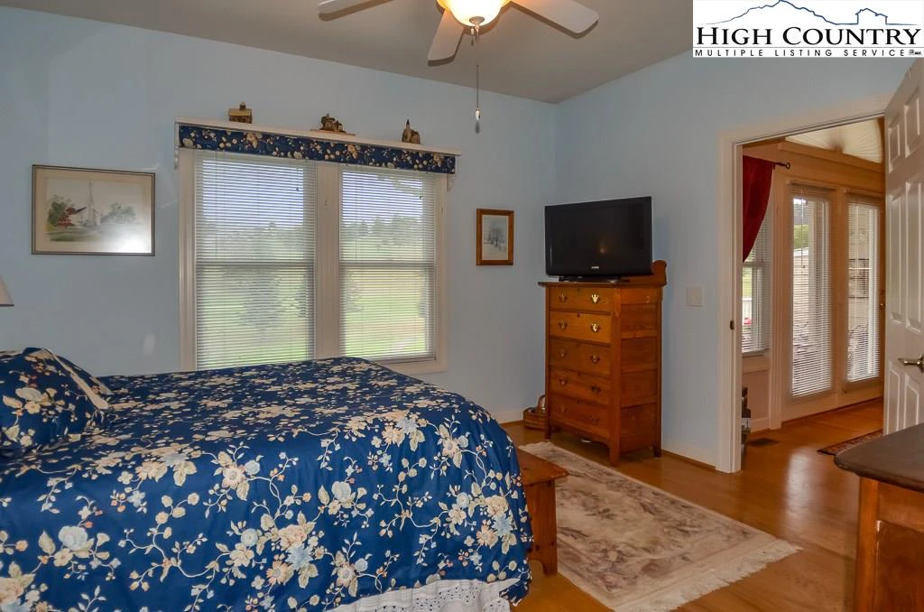 Image number 2 for the current listing