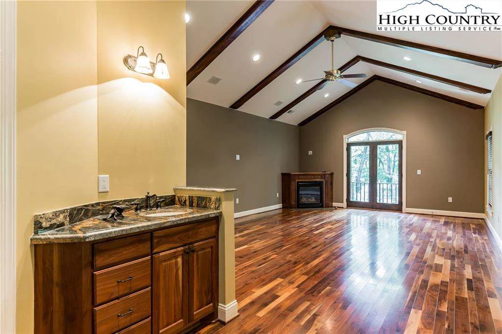 Image number 5 for the current listing