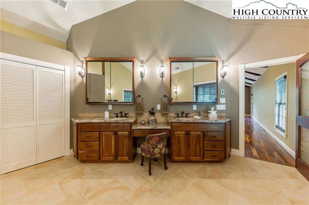 Image number 7 for the current listing