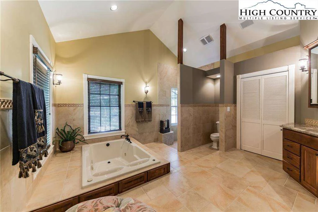 Image number 8 for the current listing