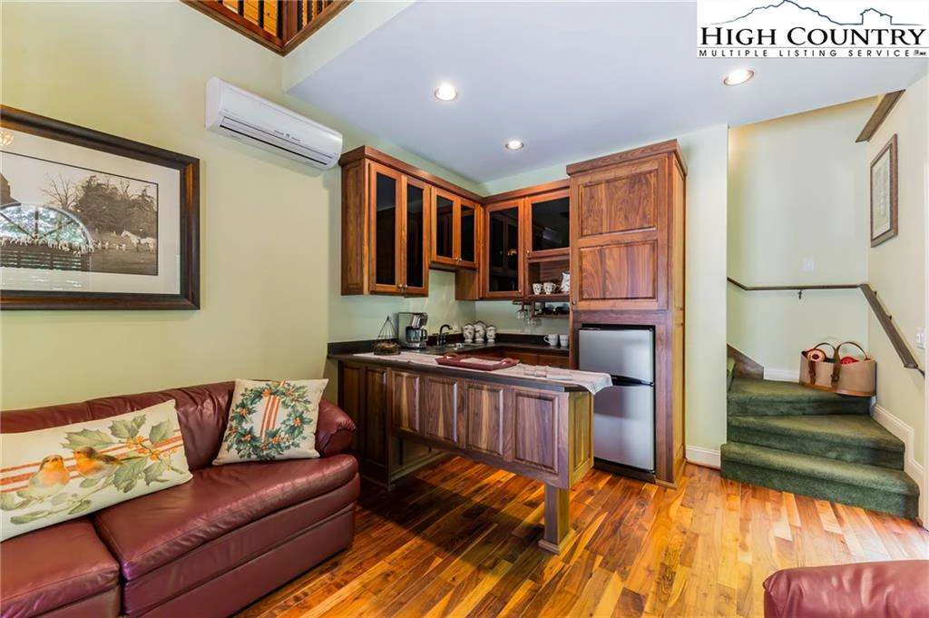 Image number 12 for the current listing