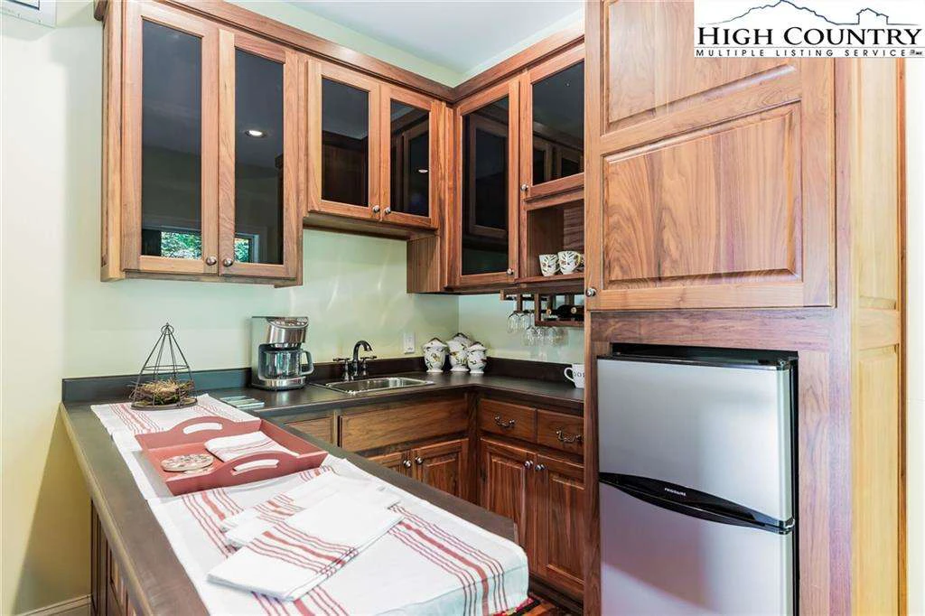 Image number 13 for the current listing