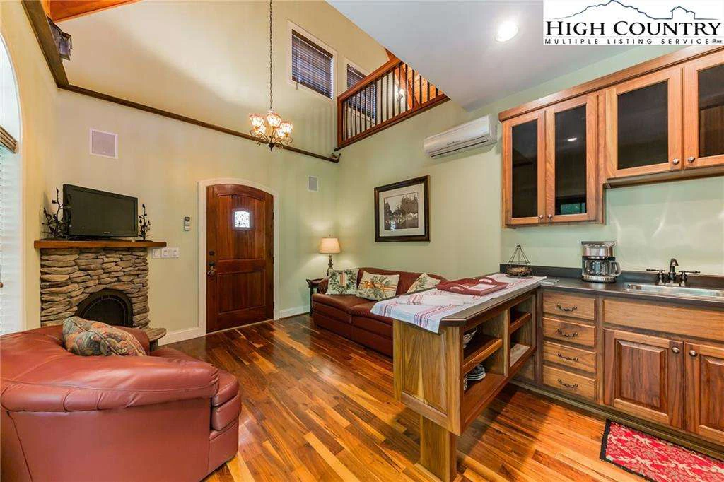 Image number 14 for the current listing