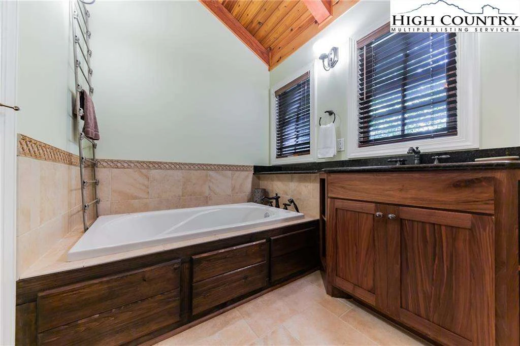 Image number 17 for the current listing