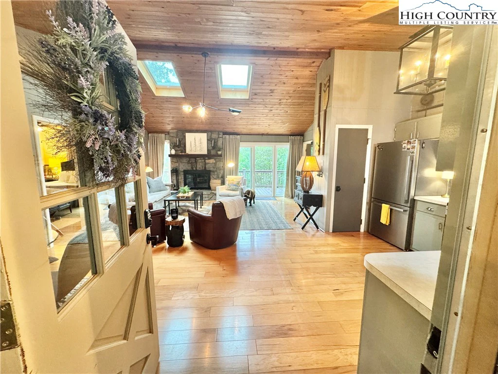 Image number 28 for the current listing