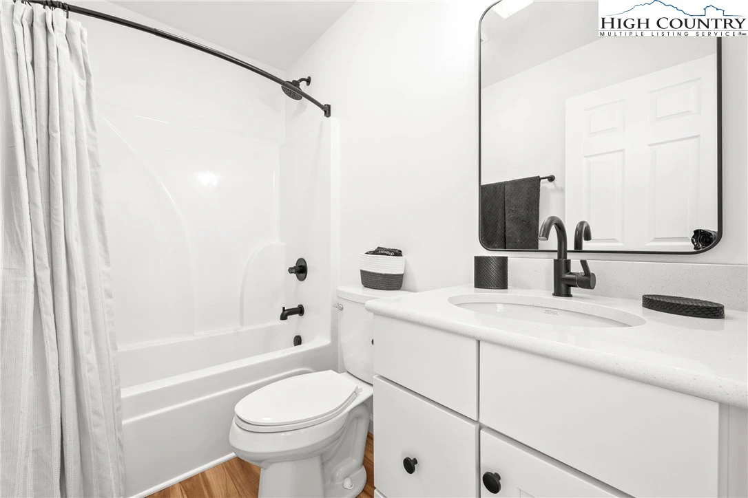 Image number 3 for the current listing