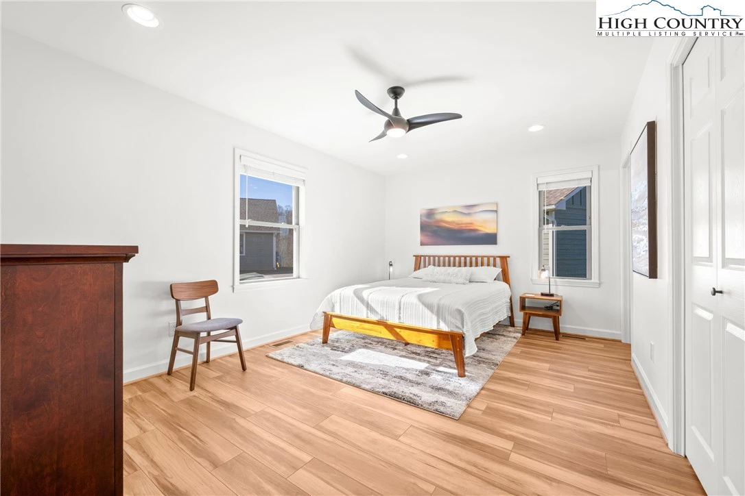 Image number 4 for the current listing