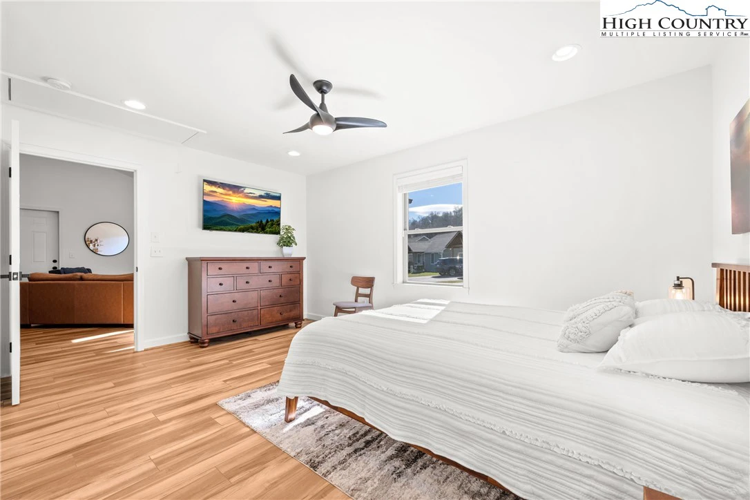 Image number 5 for the current listing