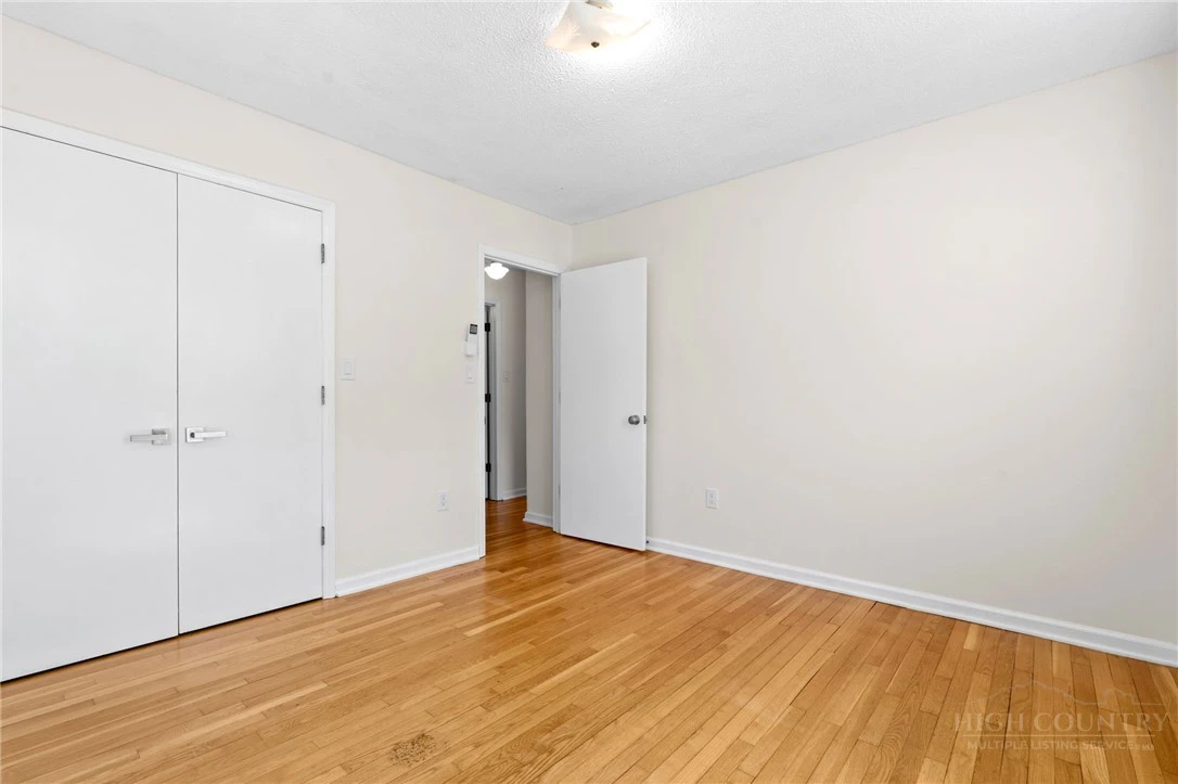 Image number 3 for the current listing